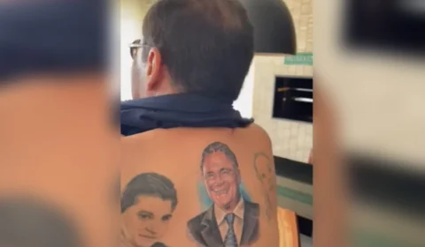 Senador Kajuru tatua rosto do colega Álvaro Dias nas costas; veja vídeo