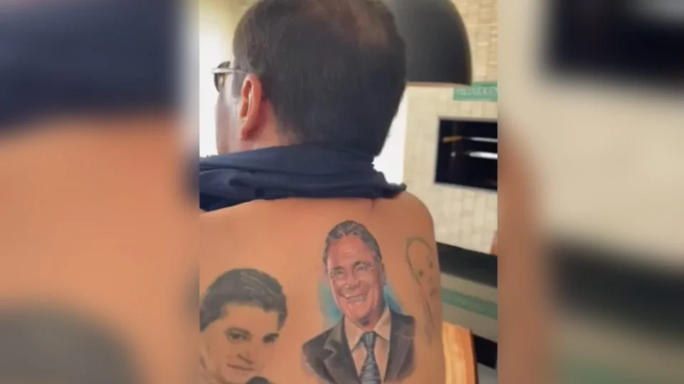 Senador Kajuru tatua rosto do colega Álvaro Dias nas costas; veja vídeo