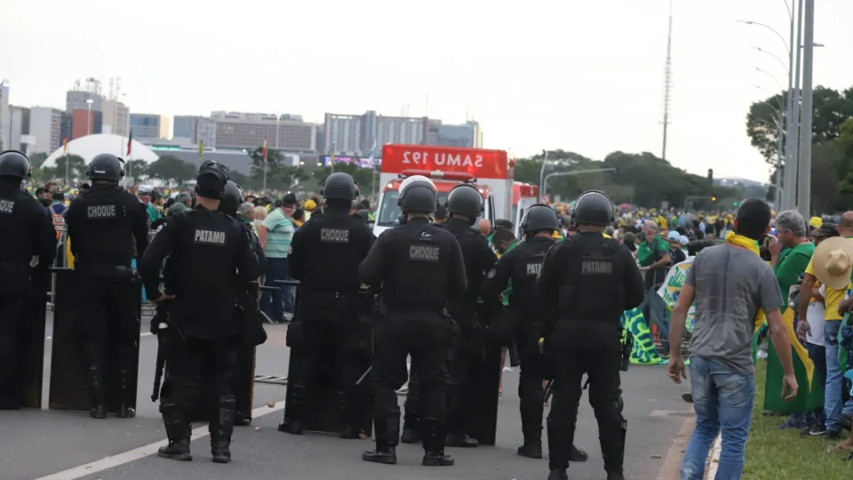 Extremistas presos são levados para Complexo Penitenciário em Brasília