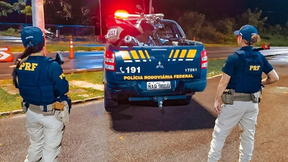 Veículo roubado é apreendido e motorista preso pela PRF na BR-174 em Manaus