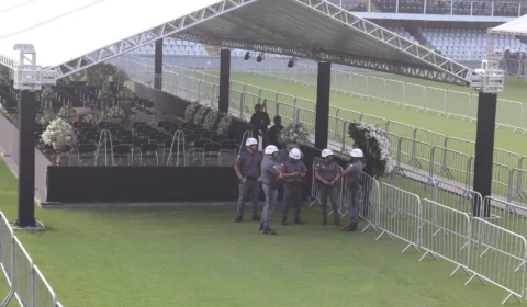 Velório de Pelé: corpo do Rei do futebol chega à Vila Belmiro, em São Paulo