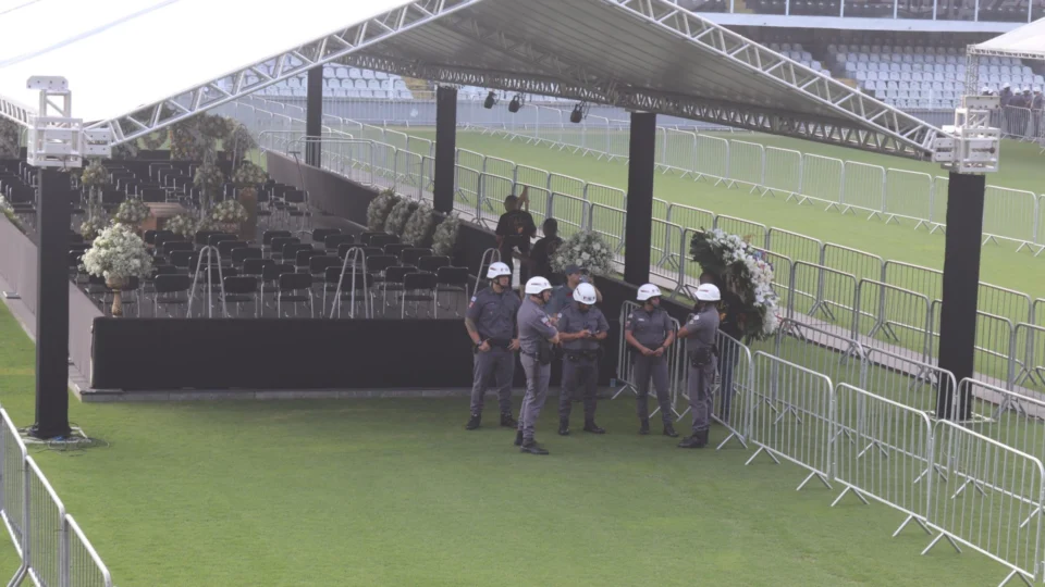 Velório de Pelé: corpo do Rei do futebol chega à Vila Belmiro, em São Paulo