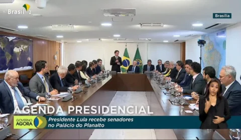 VÍDEO: Parlamentares entregam a Lula decreto de intervenção no DF