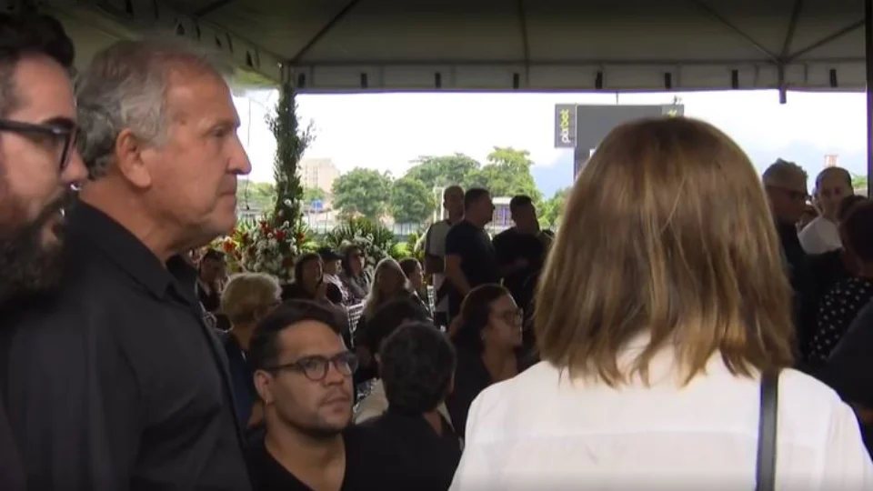 Zico é aplaudido, Edmundo chora e representantes de clubes vão ao velório de Dinamite