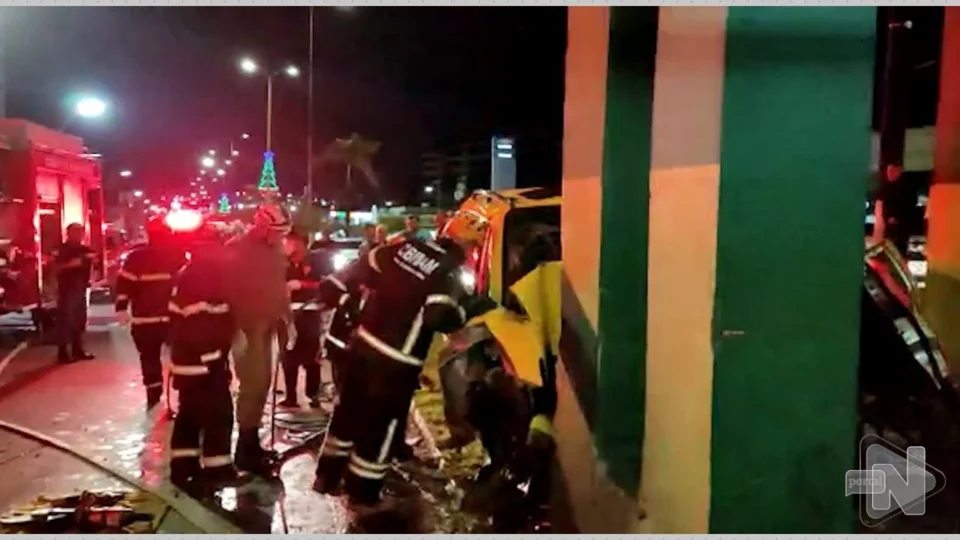 VÍDEO: homem morre preso às ferragens de carro após grave acidente em Manaus