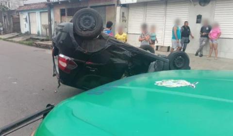 Acidente entre carros termina com capotamento na Zona Norte de Manaus