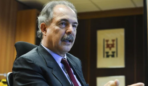 Mercadante defende redução de juros e reindustrialização do país