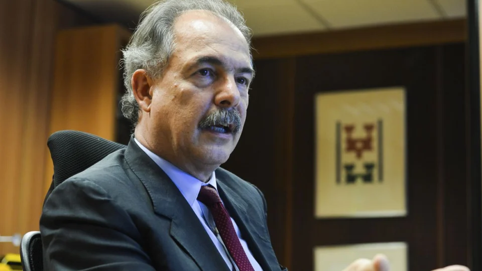 Mercadante defende redução de juros e reindustrialização do país