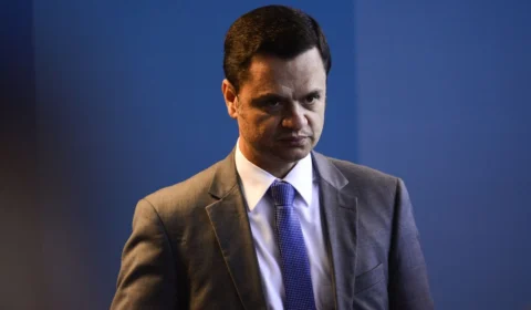 ‘Tapete Vermelho’: vizinha recepciona Anderson Torres com bandeira do PT