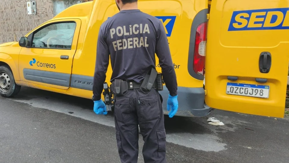 Trio rende motorista e rouba encomendas dos Correios em Manaus