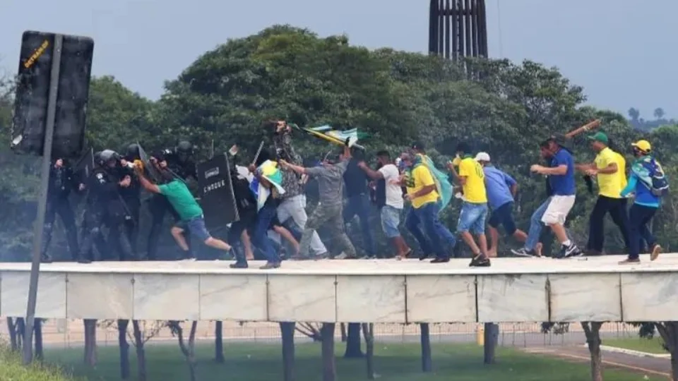 AGU pede bloqueio de R$ 18,5 milhões de bens de envolvidos nos atos golpistas