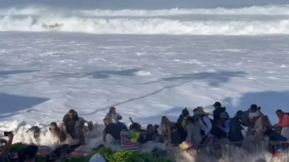 Banhistas ignoram aviso de salva-vidas e são ‘levados’ por ondas no Havaí