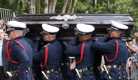 Último adeus: corpo de Pelé é sepultado em Santos, SP