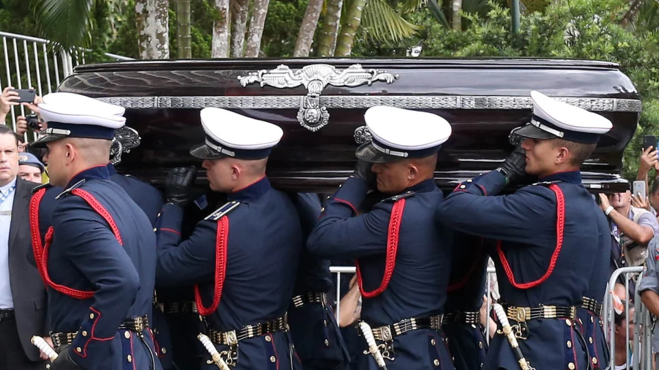 Último adeus: corpo de Pelé é sepultado em Santos, SP