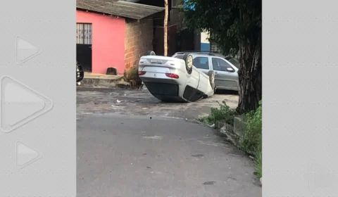 VÍDEO: carro dirigido por suspeitos capota após perseguição policial em Manaus