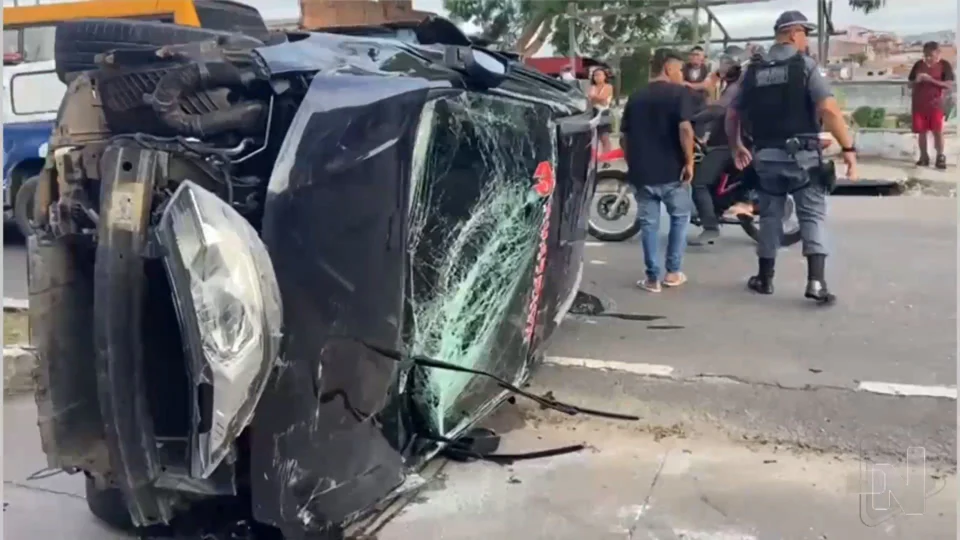 VÍDEO: carro capota ao colidir com ‘amarelinho’ em acidente na ZL de Manaus