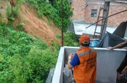 Manaus registra ocorrências de deslizamento e risco de desabamento durante chuva