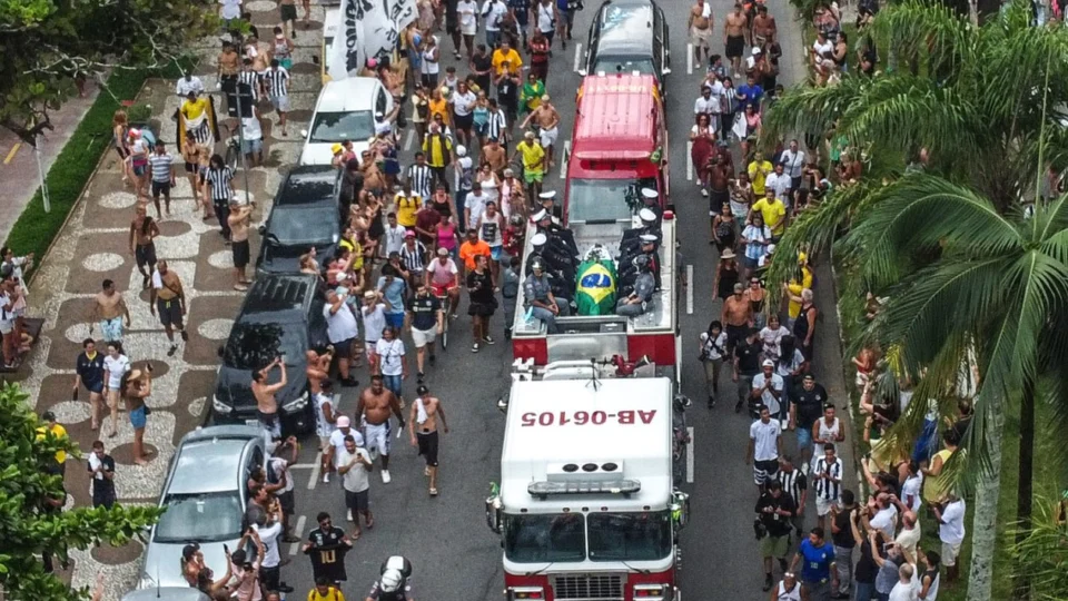 Velório de Pelé é encerrado após visita de 230 mil pessoas, e caixão percorre ruas de Santos-SP