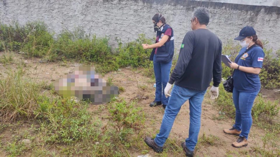 Corpo é encontrado enrolado em lençol em terreno baldio na Zona Norte de Manaus