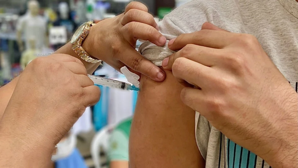 Covid-19: shopping oferta imunização contra a doença neste sábado em Manaus