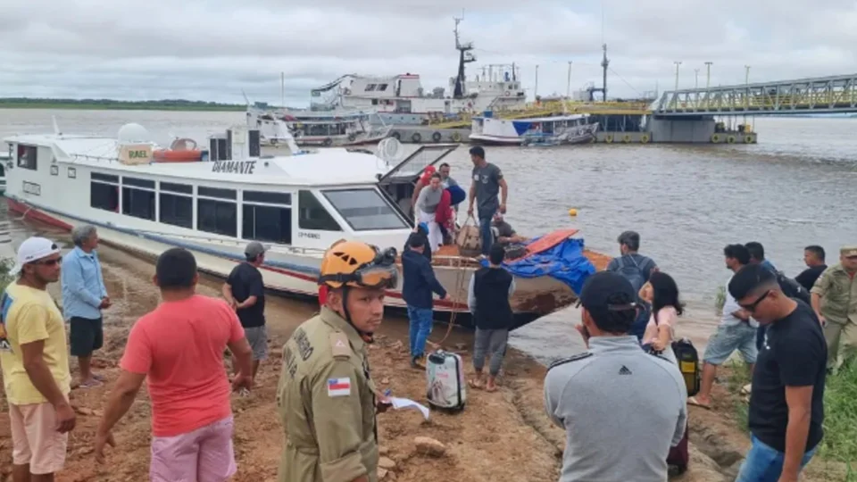 Lancha colide em barranco deixando tripulantes e passageiros feridos no AM