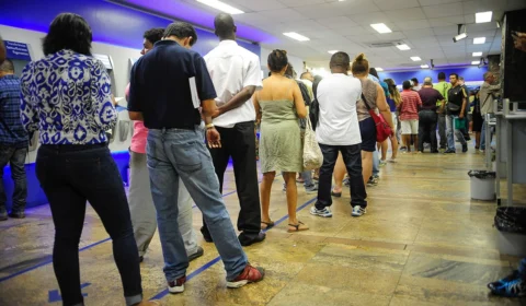 Agências bancárias voltam a ter expediente normal nesta segunda