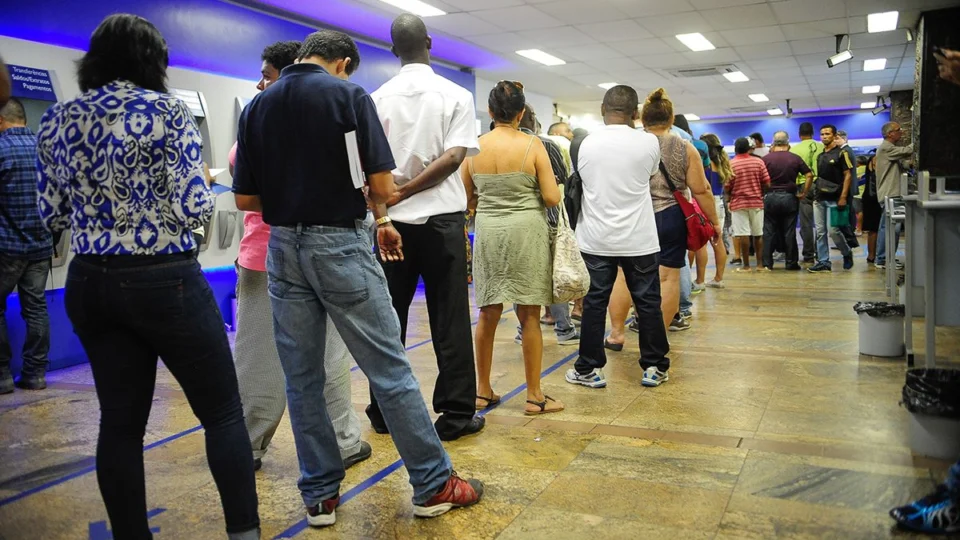 Agências bancárias voltam a ter expediente normal nesta segunda