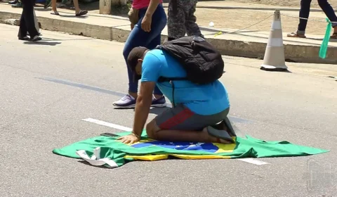 VÍDEO: forças de segurança retiram manifestantes da frente do CMA em Manaus