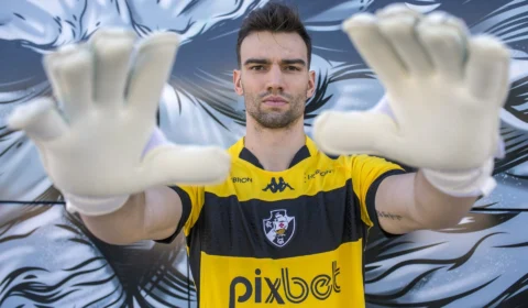 Vasco apresenta goleiro Léo Jardim em São Januário como mais novo reforço para 2023