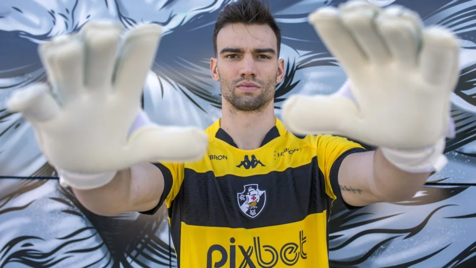 Vasco apresenta goleiro Léo Jardim em São Januário como mais novo reforço para 2023