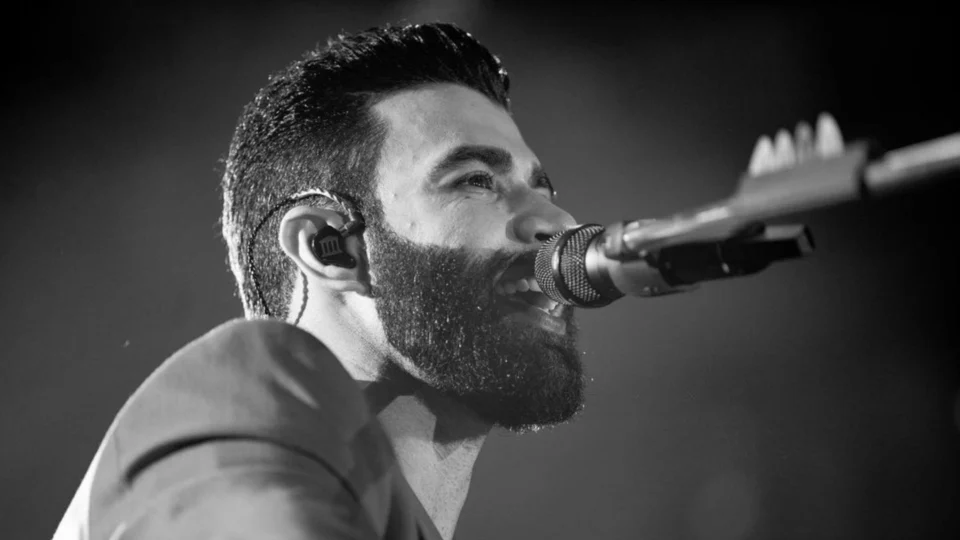 Gusttavo Lima é atingido por garrafa e expulsa mulher de seu show; veja vídeo