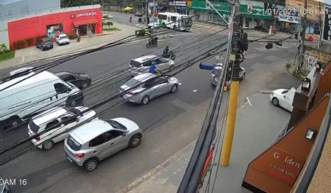 VÍDEO: Com carro, homem destrói portão de motel em Manaus e foge sem pagar conta