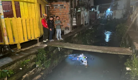 Homem é alvejado a tiros e cai morto dentro de igarapé na Compensa, em Manaus
