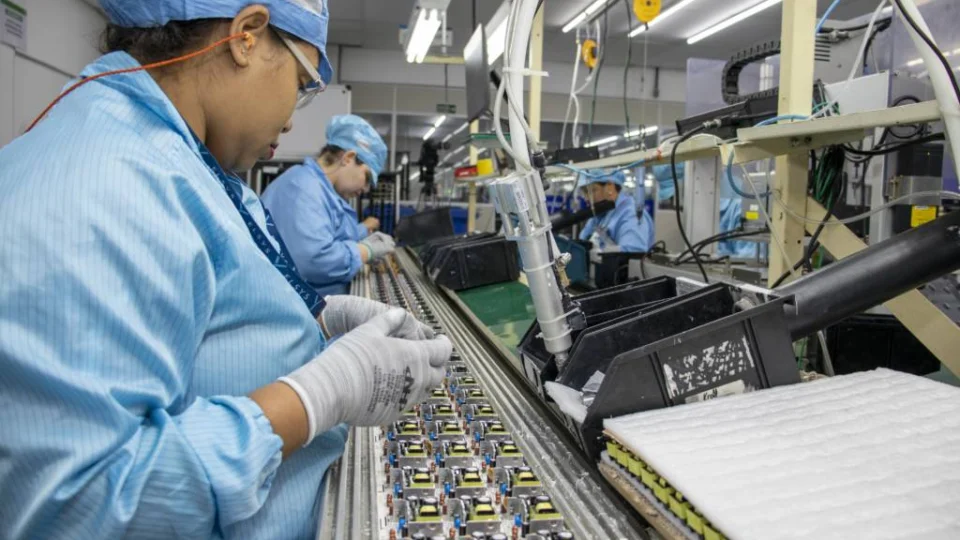 Confiança do empresário da indústria cai pelo 4º mês consecutivo, diz CNI