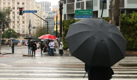 Chuva provoca risco de desabamento de casas em bairros de Manaus