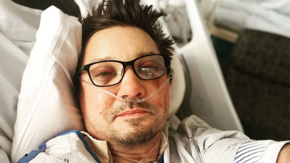 Ator Jeremy Renner publica foto no hospital após acidente nos EUA