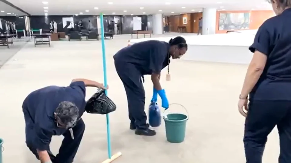 VÍDEO: ‘Patriotas’, diz Janja sobre trabalhadores que recuperam Planalto