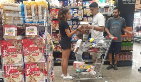 Luis Suárez estreia pelo Grêmio com três gols e vai fazer compras em mercado