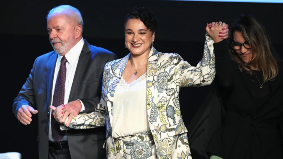 Lula empossa Tarciana Medeiros, primeira mulher a comandar Banco do Brasil