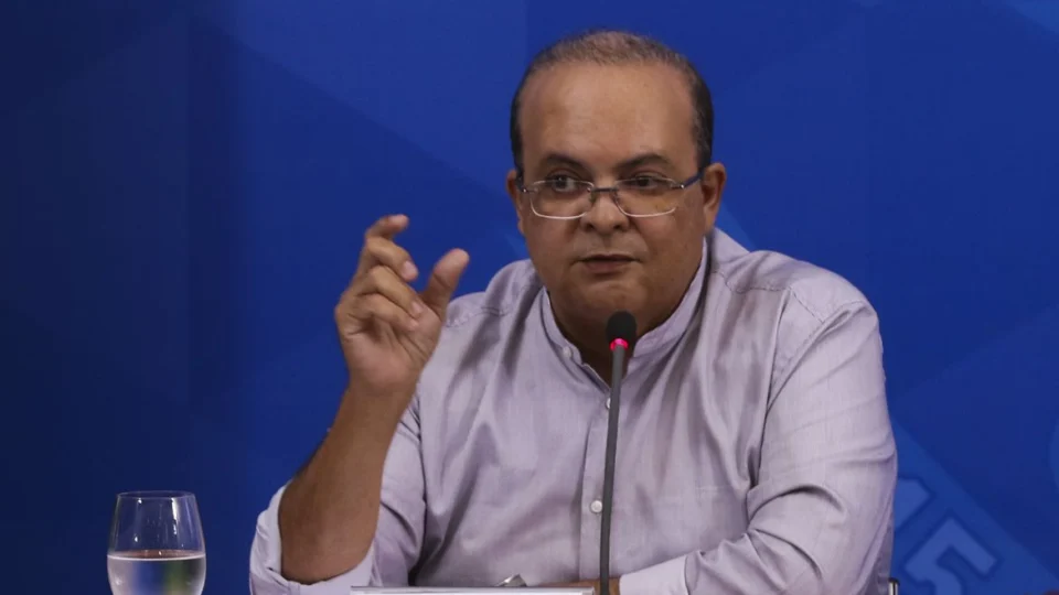 PGR cumpre mandados de busca e apreensão na casa de Ibaneis Rocha, no DF