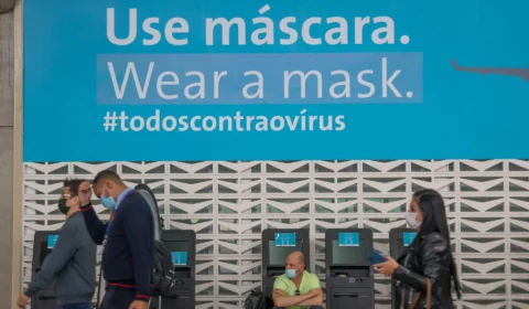 OMS recomenda uso de máscaras contra nova variante da Covid-19 durante viagem