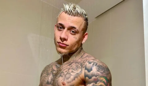 No banho, MC Pedrinho posta fotos de cueca transparente e internet reage