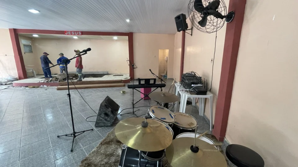 Rede de drenagem rompe e derruba altar de igreja na Zona Leste de Manaus