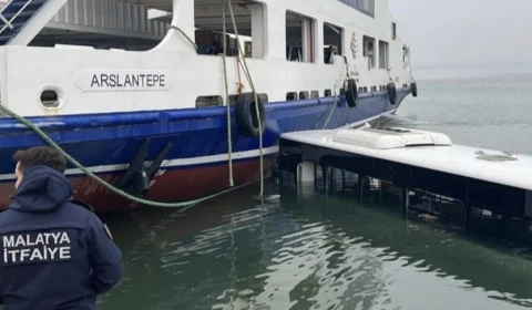 Ônibus cai em lago e deixa 3 pessoas feridas na Turquia; veja vídeos