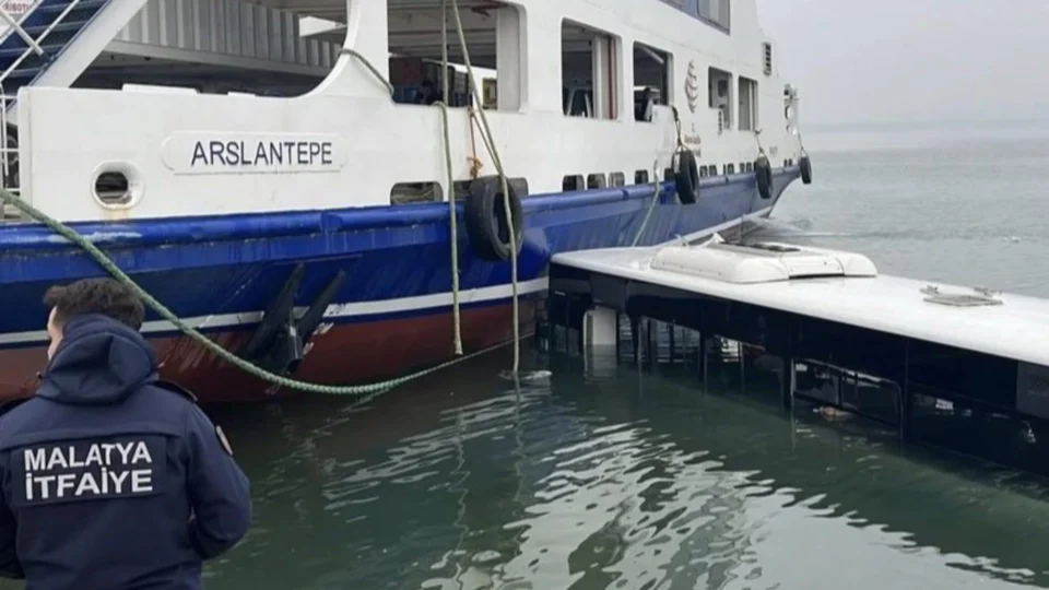 Ônibus cai em lago e deixa 3 pessoas feridas na Turquia; veja vídeos