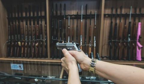 Decreto de armas de fogo: Gilmar Mendes suspende discussão sobre legalidade