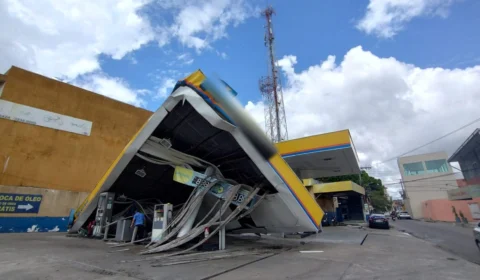 Carreta perde controle e destrói posto de combustíveis em Manaus