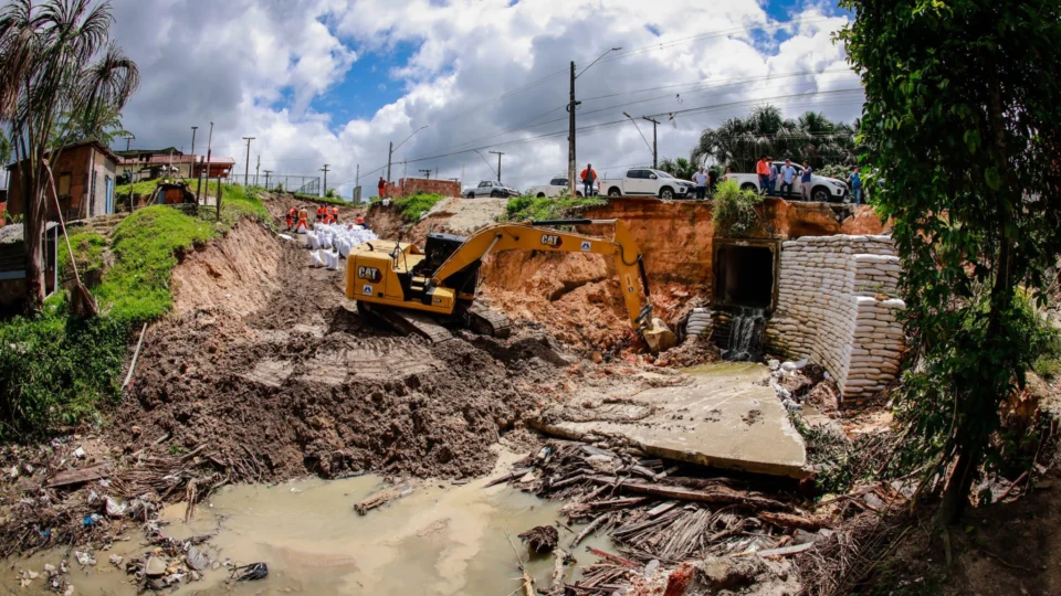 Começa obra de rip-rap para conter erosão no Viver Melhor em Manaus
