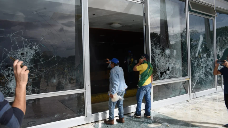 Justiça acata pedido da AGU e manda bloquear R$ 6,5 milhões de financiadores de atos em Brasília