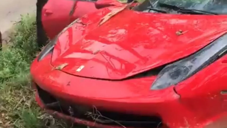 VÍDEO: Ferrari vermelha fica completamente destruída após acidente em MG